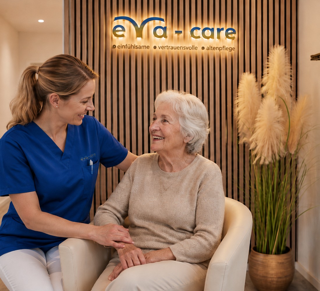 Pflegekraft von eva-care im Gespräch mit einer Seniorin